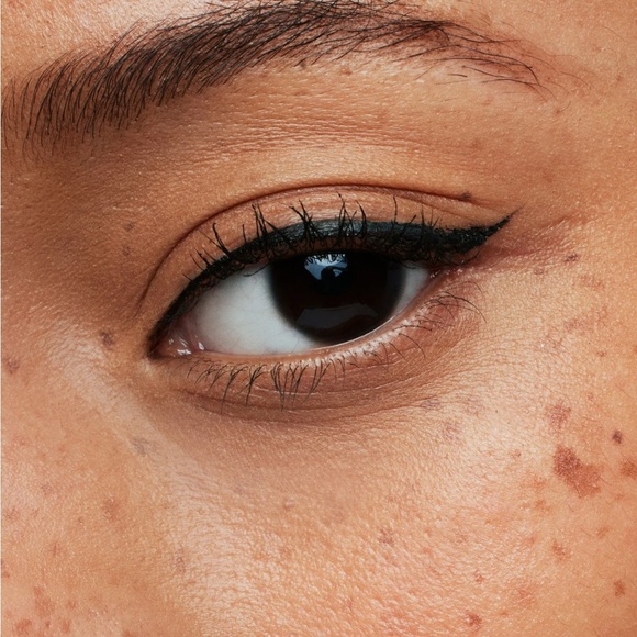 Babe Lash Enriching Liquid Eyeliner in Bold Black - Picture 4 of 9